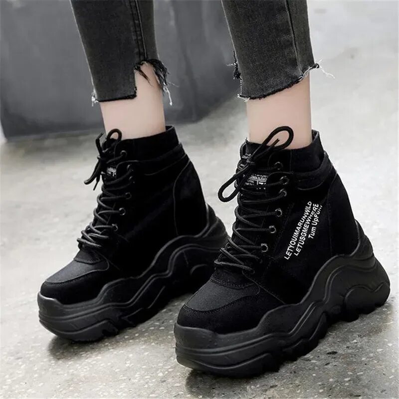 зимние сапоги на платформе женские. ботинки баленсиага женские на тракторной подошве 2020. Catwalk женские ботинки 1115633. жд станция люберцы зима ночь. зимняя платформа.