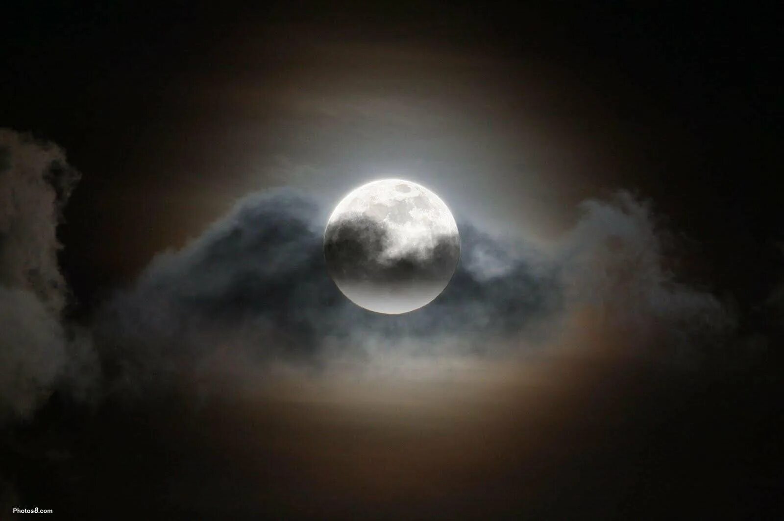 Плывет в облаках луна. Луна. Луна в облаках. Лунное небо. Луна на небе.
