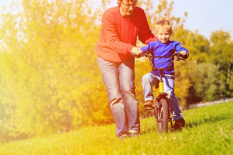 Папа обучает сына. Отец учит. Папа учит сына кататься на велосипеде. Отец учит сына картинка.