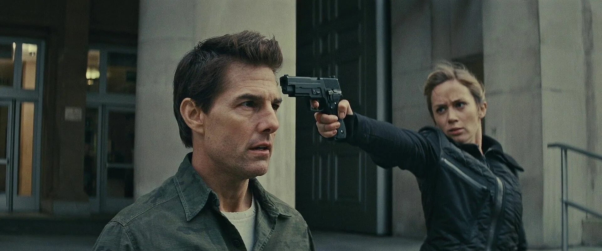 Tomorrow stops. Грань будущего (Edge of tomorrow) 2014. Эмили Блант грань будущего. Фильм с том Крузом 2014 грань будущего. Грань будущего Эмили Блант и том Круз.