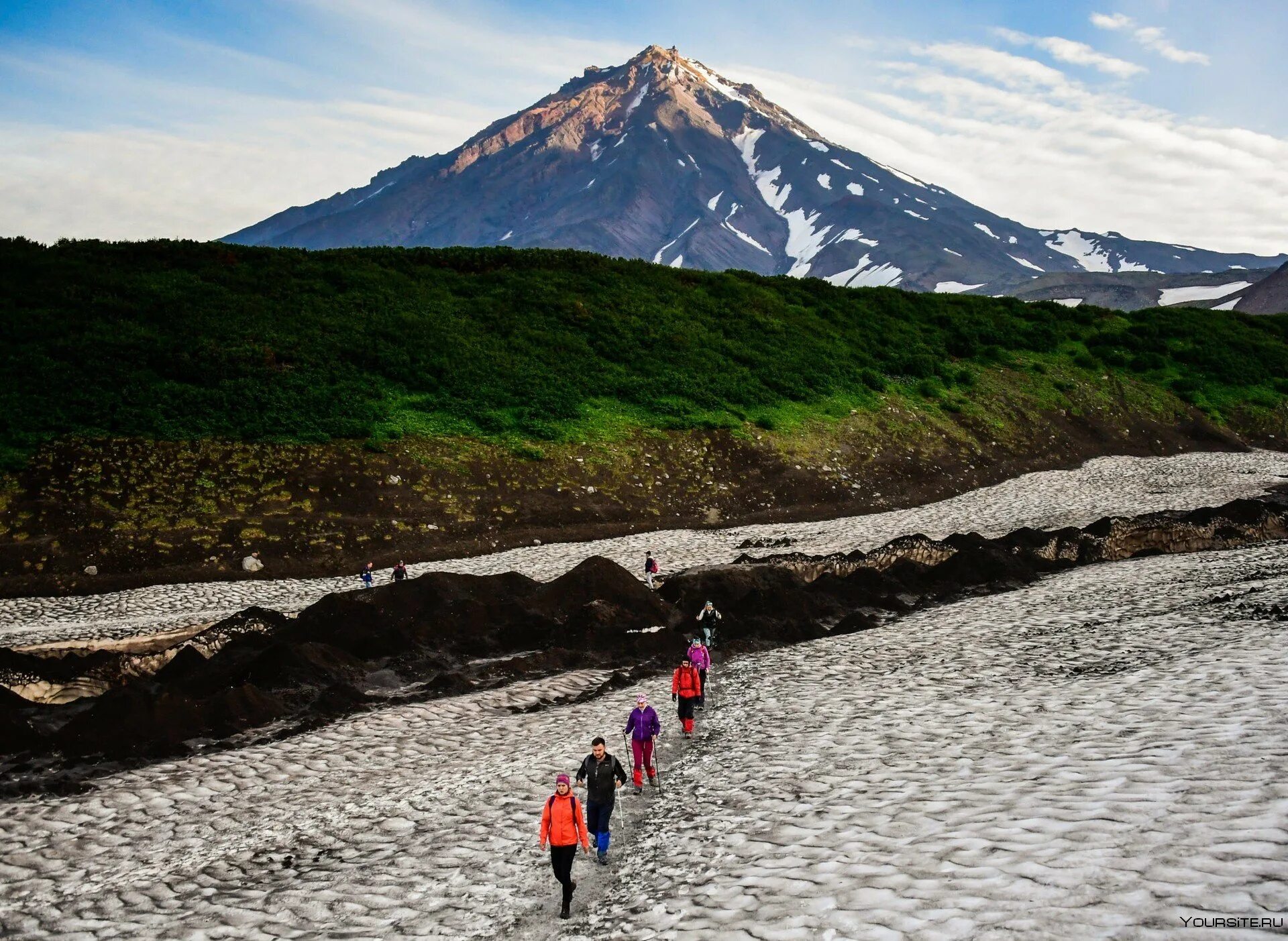 Вулкан хайлюля. Кратер вулкана горелый камчатка. Вулкан суфриер хиллс. Тур по камчатке 2022. Малый семячик туристы.