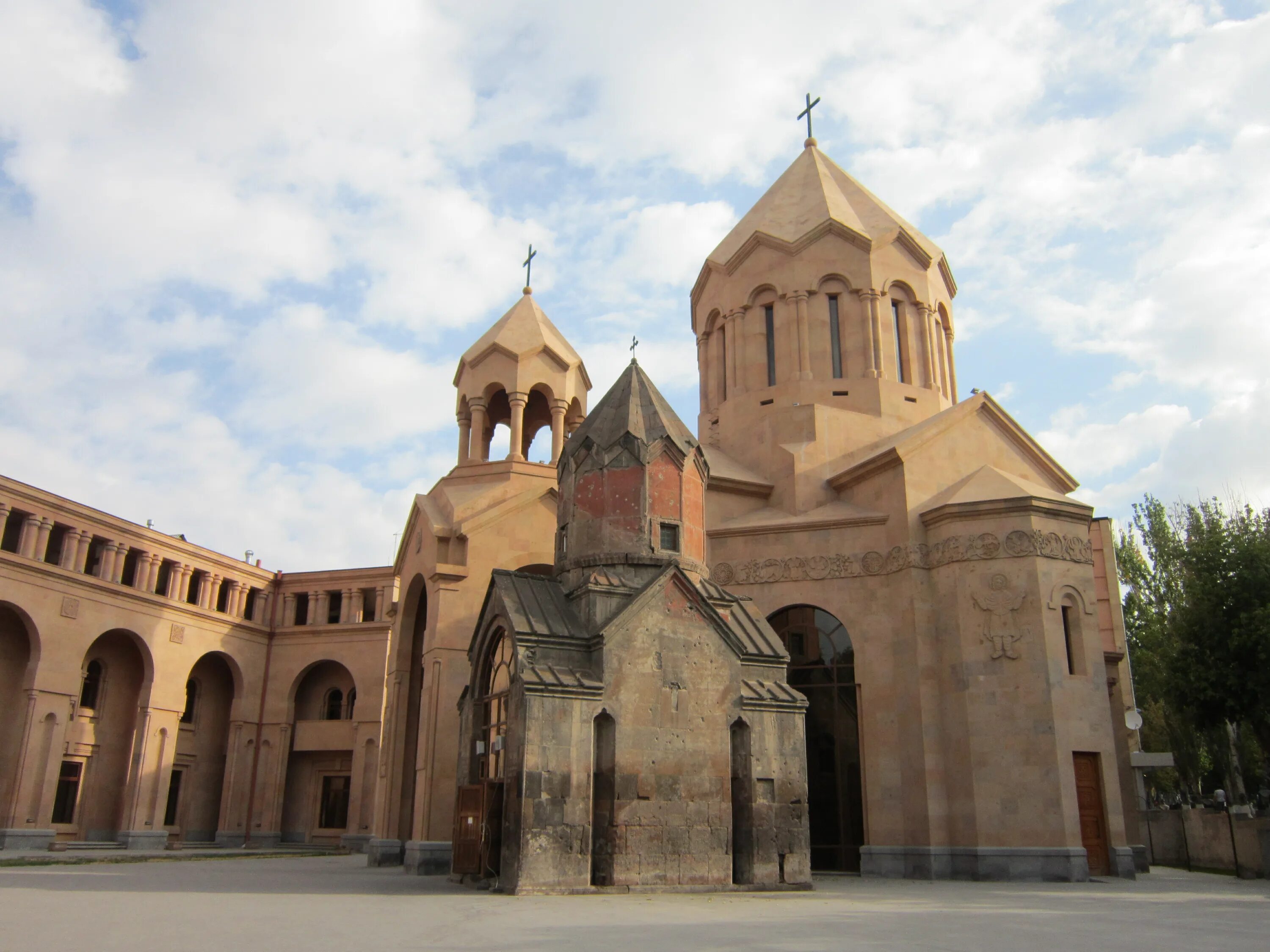 Ереван 5 дней. Церковь Катогике, Ереван. Церковь Святой Мариам Армения. Абовян Армения достопримечательности.