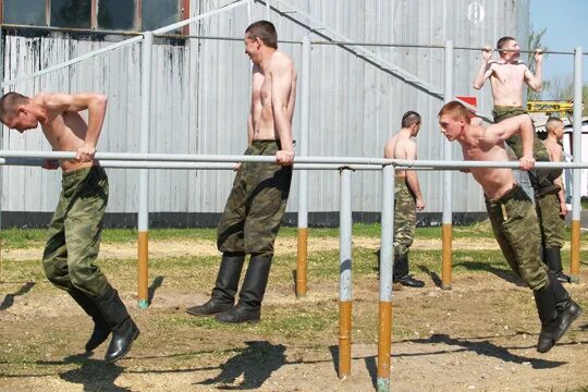 Физическая подготовка в армии. Тренировка военнослужащих. Армейские брусья. Тренировка в армии. Военная зарядка для детей