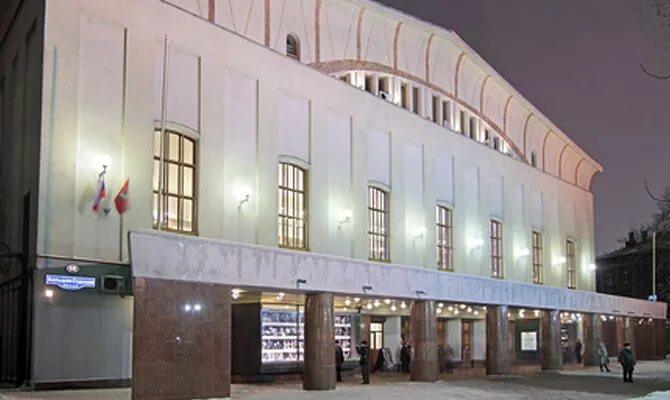 Театр имени моссовета сцена. Театр моссовета зрительный зал. В театре им моссовета. Государственный академический театр имени моссовета. Театр им моссовета москва.