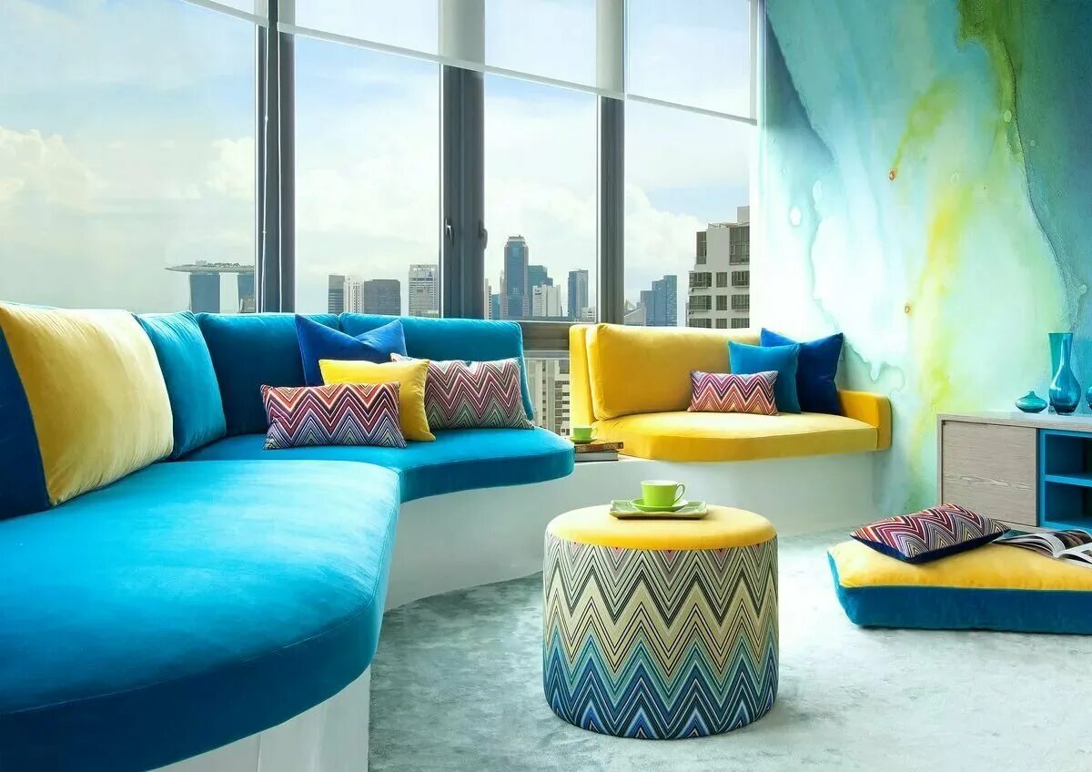 Диван икеа фуксия. Яркий диван в интерьере гостиной. Яркий диван в интерьере. Яркий диван. Розовый диван икеа.