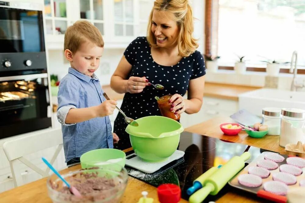 Мальчик помогает маме. Домохозяйка с детьми. Кухня для детей. Домохозяйка на кухне с детьми. Готовка вместе с детьми.