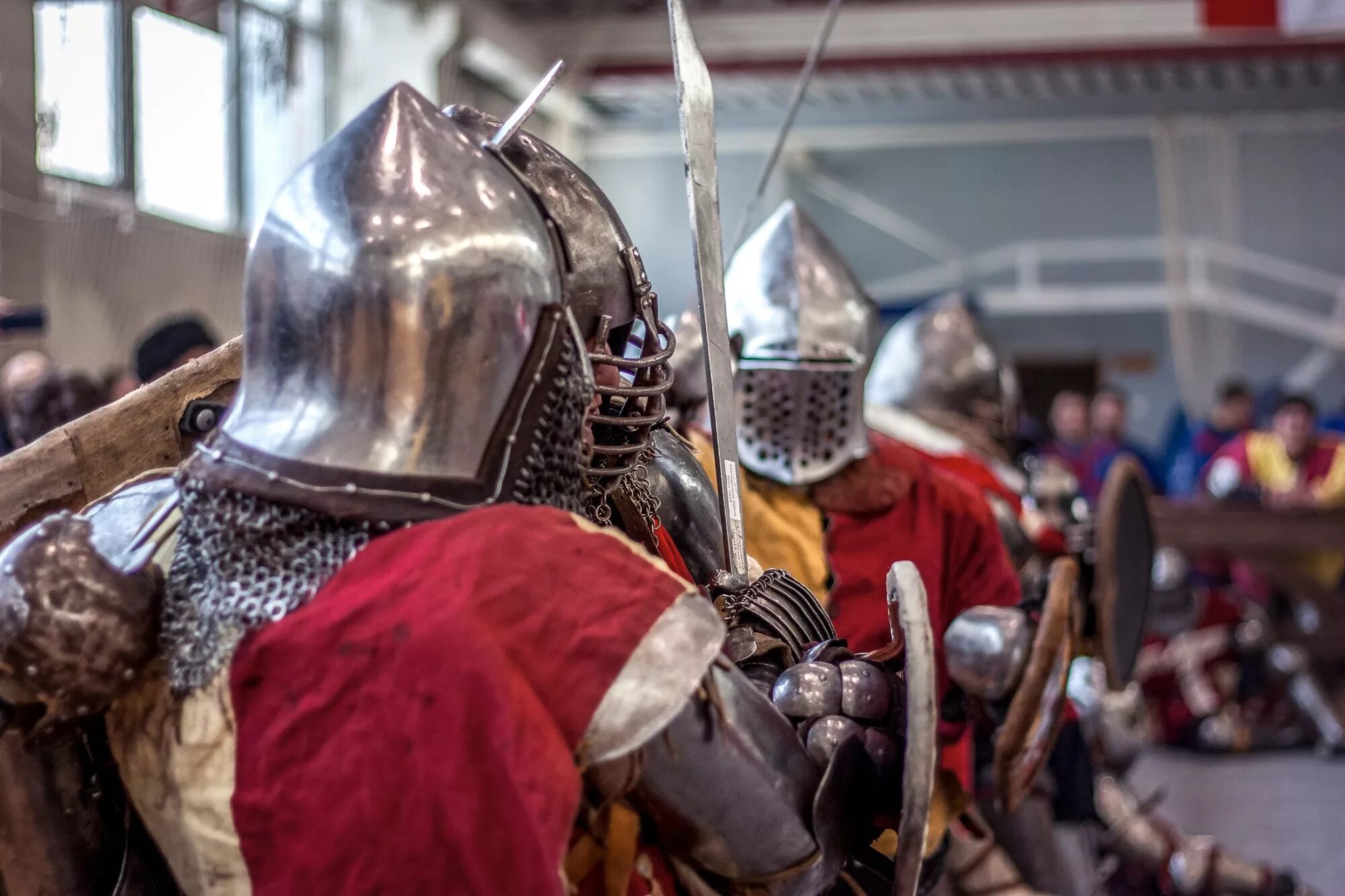 настоящий рыцарь. настоящие рыцари. миланский доспех рыцарь реконструктор. человек с мечом средние века. средние века рыцари.