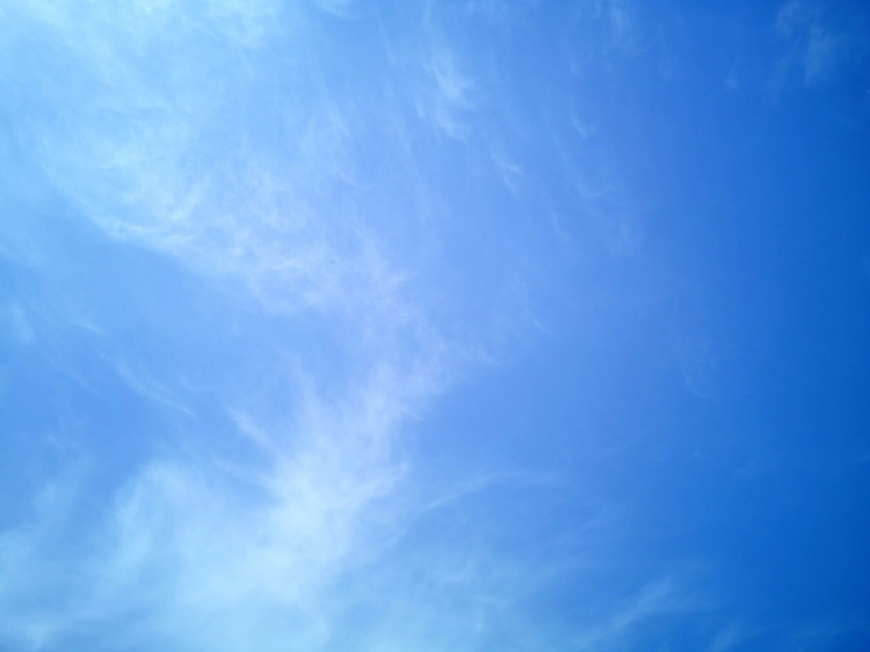 Небо имеет голубой цвет. Голубое небо. Безоблачное небо. Текстура неба с облаками. Голубое безоблачное небо.