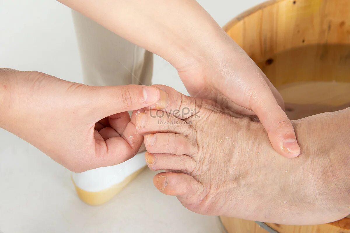 Гигиена ног. Ногти пожилого человека на ногах. Педикюр пожилому человеку. Педикюр пожилым москва