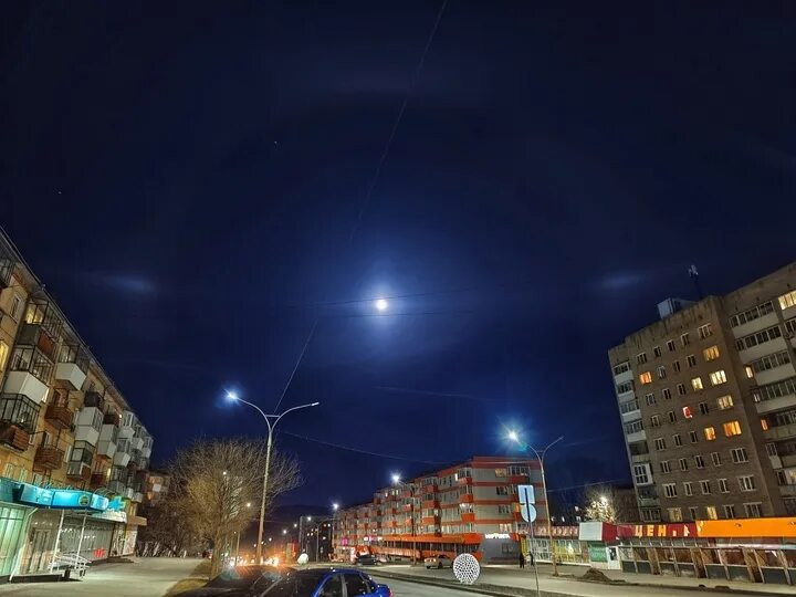 Почему нет луны на небе сегодня 2025. Ночное небо в городе. светящиеся объекты в небе. небо над челябинском. лунное освещение.