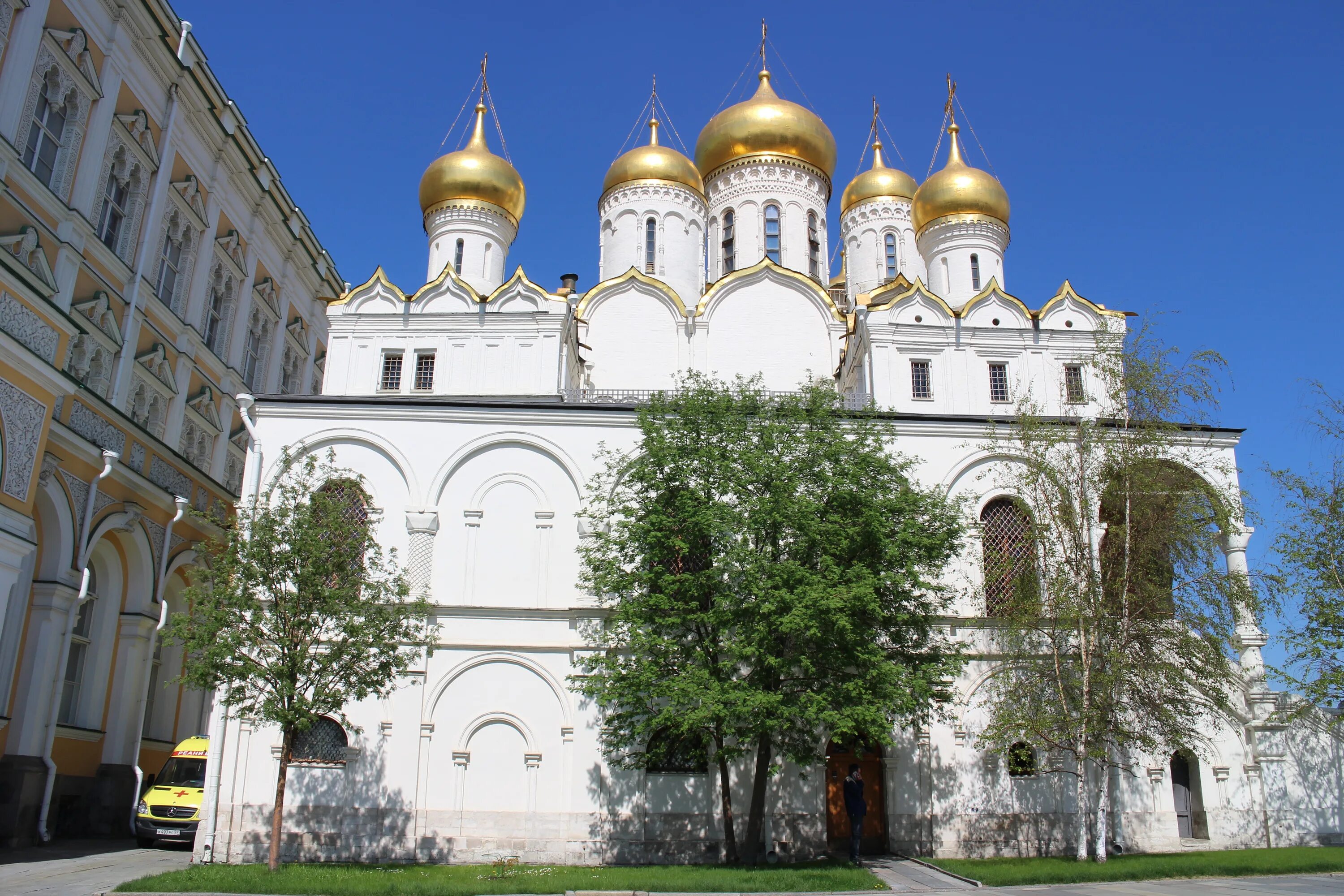 Церковь богородицы на сенях. Церковь Рождества Богородицы в Московском Кремле. Церковь Рождества Богородицы на сенях Московского Кремля. Апсиды Успенского собора Московского Кремля.