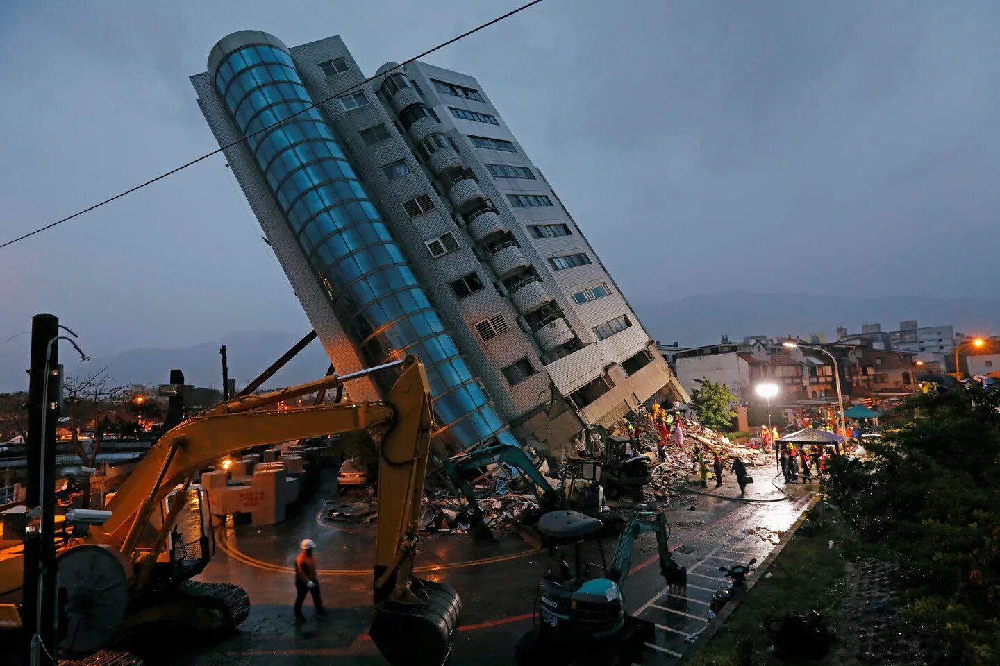 Тайвань после землетрясения. Землетрясение на Тайване 1999. Тайвань землетрясение 2018. Тайвань ЦУНАМИ. Жилой дом Тайвань 1999 землетрясение.