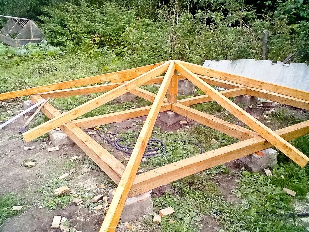 Каркасная веранда к дому. Теплица из металлических труб. Каркас из металлопрофиля кнауф. Профиль для перегородок из гипсокартона 75мм. Стропильная система беседки четырехскатная.