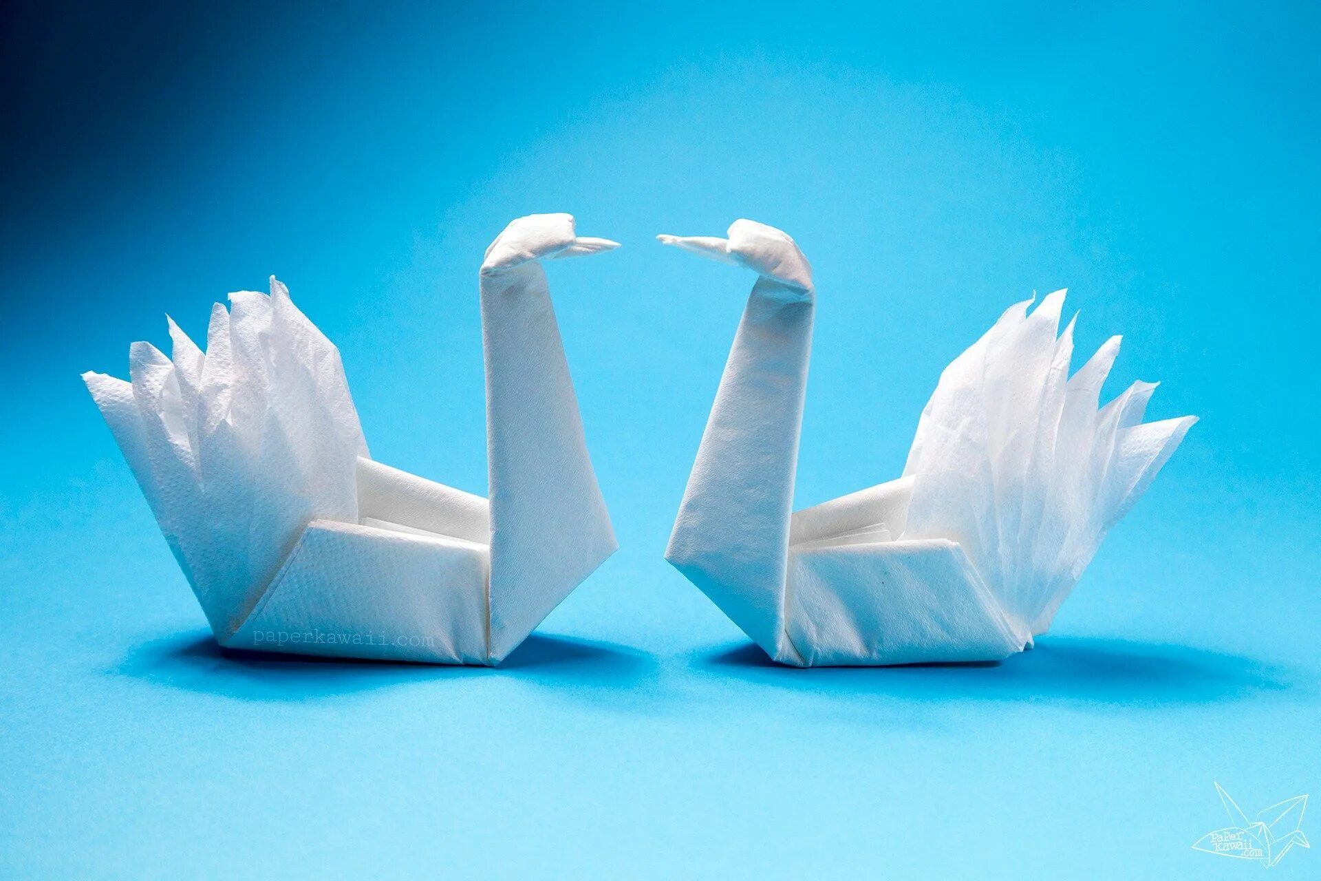 Бумажный лебедь. Оригами. Оригами лебедь. Лебедь из салфетки бумажной. Фигурка лебедя из бумаги.