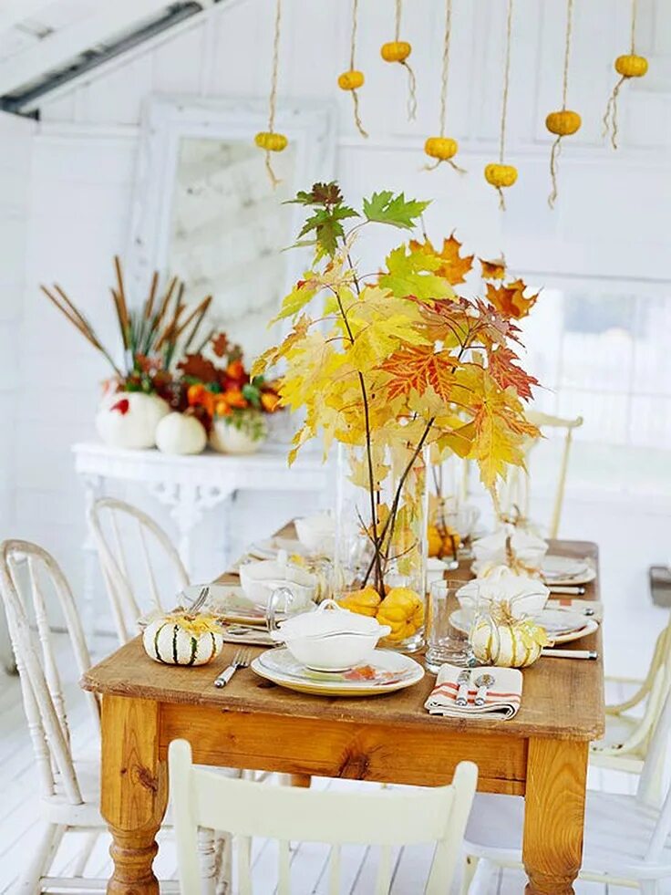 Украсить настроение. Осенний декор стола. Осенние украшения для интерьера. Осенние композиции в интерьере. Осеннее украшение комнаты.