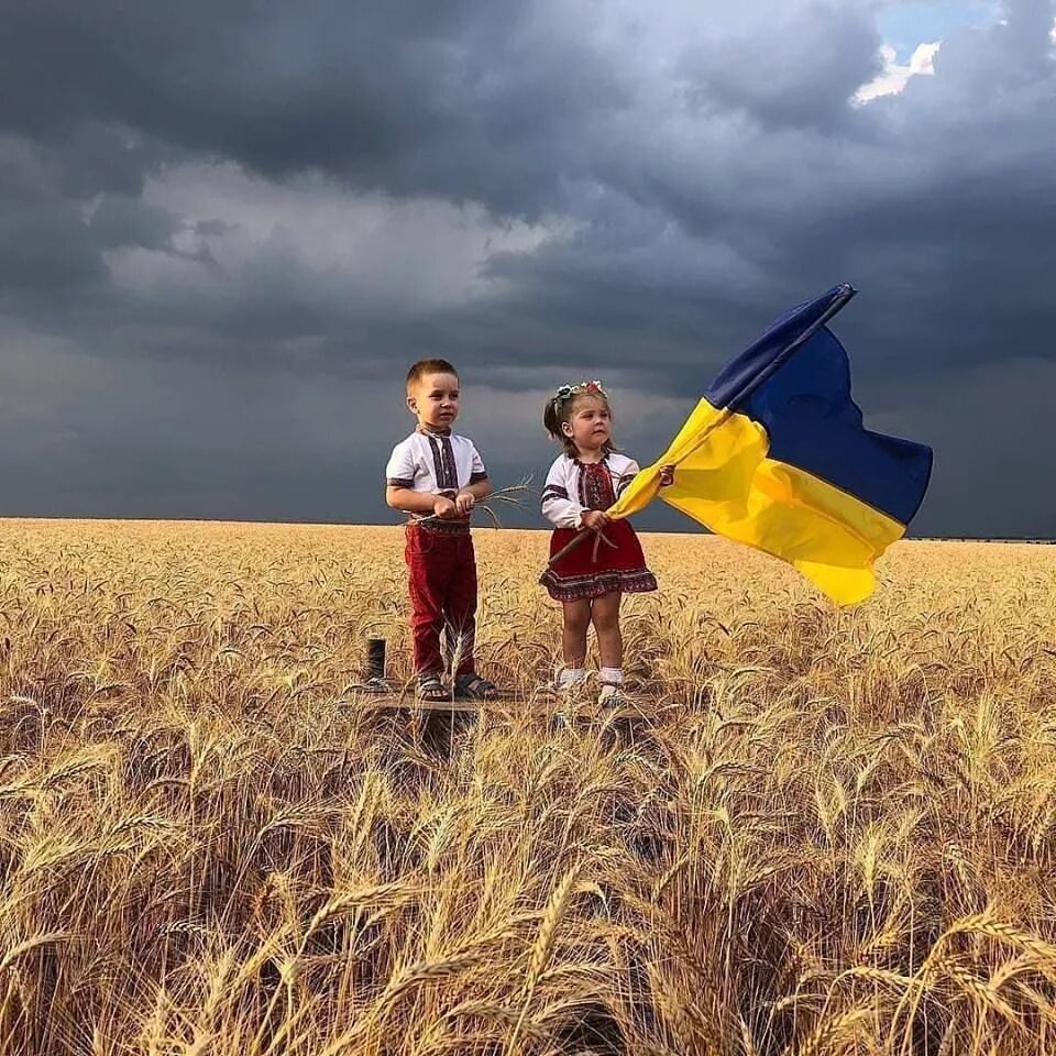 Буде з україна. Ребенок с флажком Украины. Украина картинки. Красивый флаг Украины. Ребенок с украинским флагом.