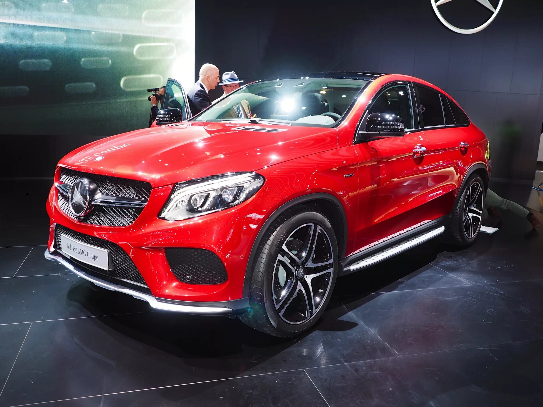 Купить gle купе мерседес. Мерседес кроссовер GLE 450. Mercedes GLE Coupe Red 2021. Мерседес-Бенц GLE 63 красный. Мерседес GLE Coupe 2020 красный.