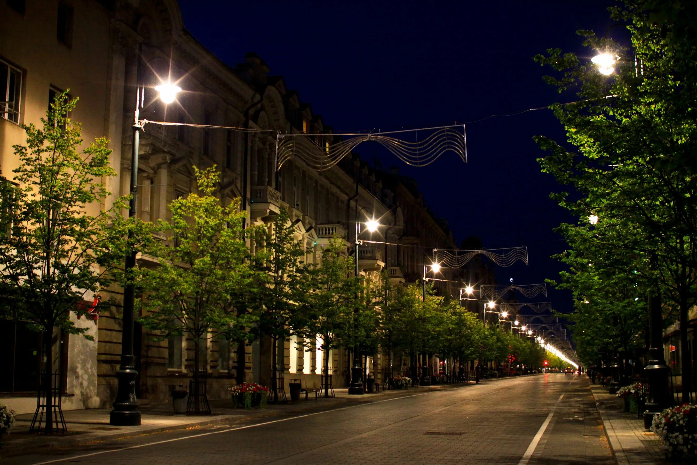 Улица ночью весной. Ночная улица. Улицы ночного города. Вечерний город. Городская улица ночью.