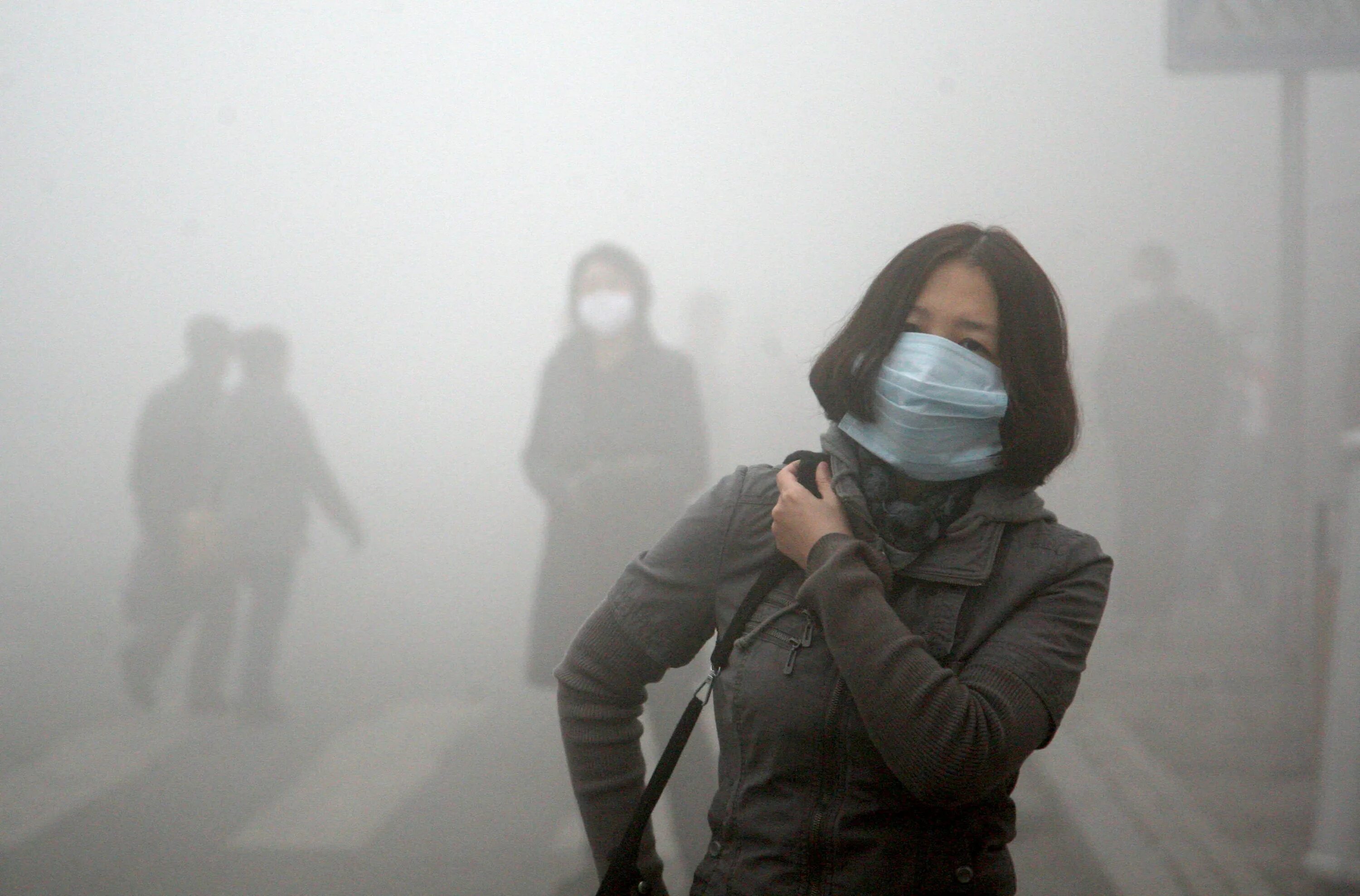 This pollution is gathered in clouds. Загрязнение воздуха. Смог люди в масках. Люди в респираторах от загрязнения воздуха. Загрязнение воздуха люди в масках.