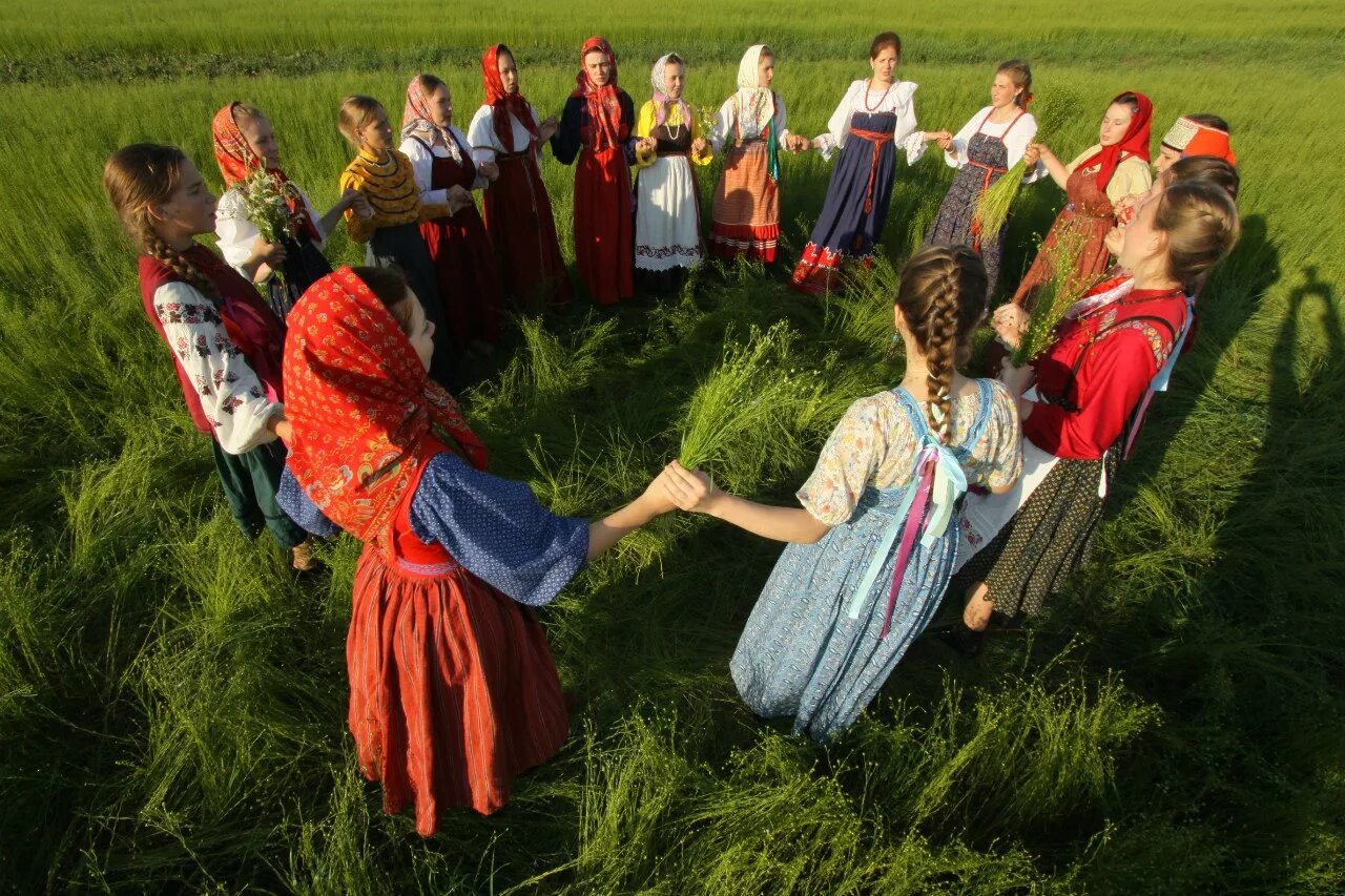 На праздник водят хороводы. 15 июня вьюн зеленый народный праздник. хоровод. народный хоровод. хороводы на руси.