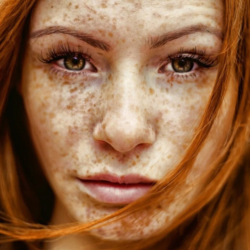 Freckles перевод. Девушка с веснушками. Красивые девушки с веснушками. Девушка с веснушками фото. Веснушки на лице.