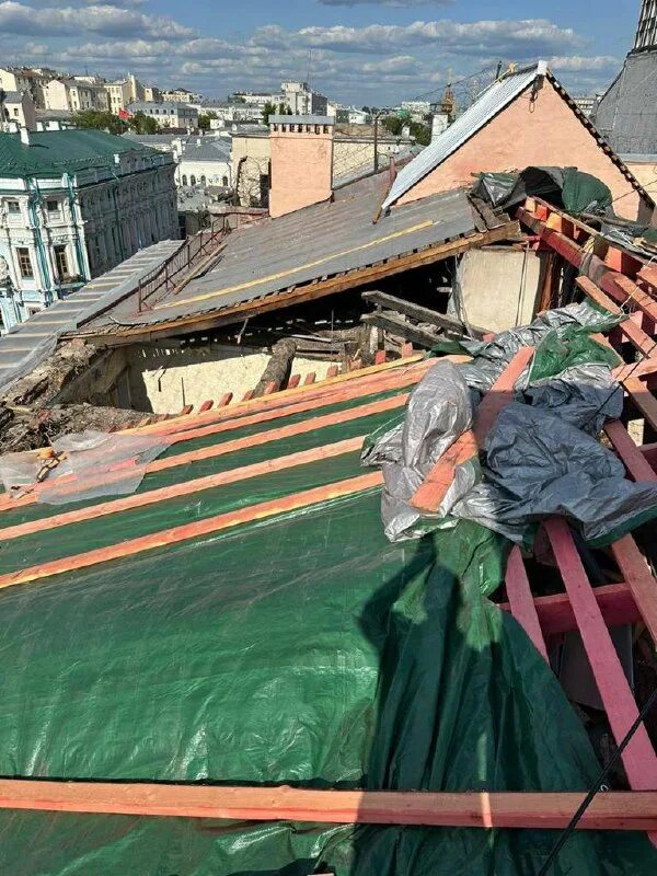 обрушение кровли на новом частном доме фото. новосибирск крыша рухнула зимой 2021. провалилась крыша в доме. крыша пятиэтажки. обвалилась крыша от снега.