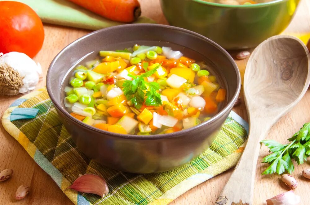 Овощи вкусные супы. Овощной суп. Суп овощной вегетарианский. Простой овощной суп. Суп овощной диетический.