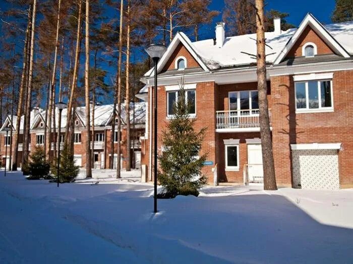 Королев таунхаусы сосновый бор. Коттеджные поселки королева. Загородный элитный поселок дорфман. Коттеджные поселки королева. Дуплекс в бристоль.