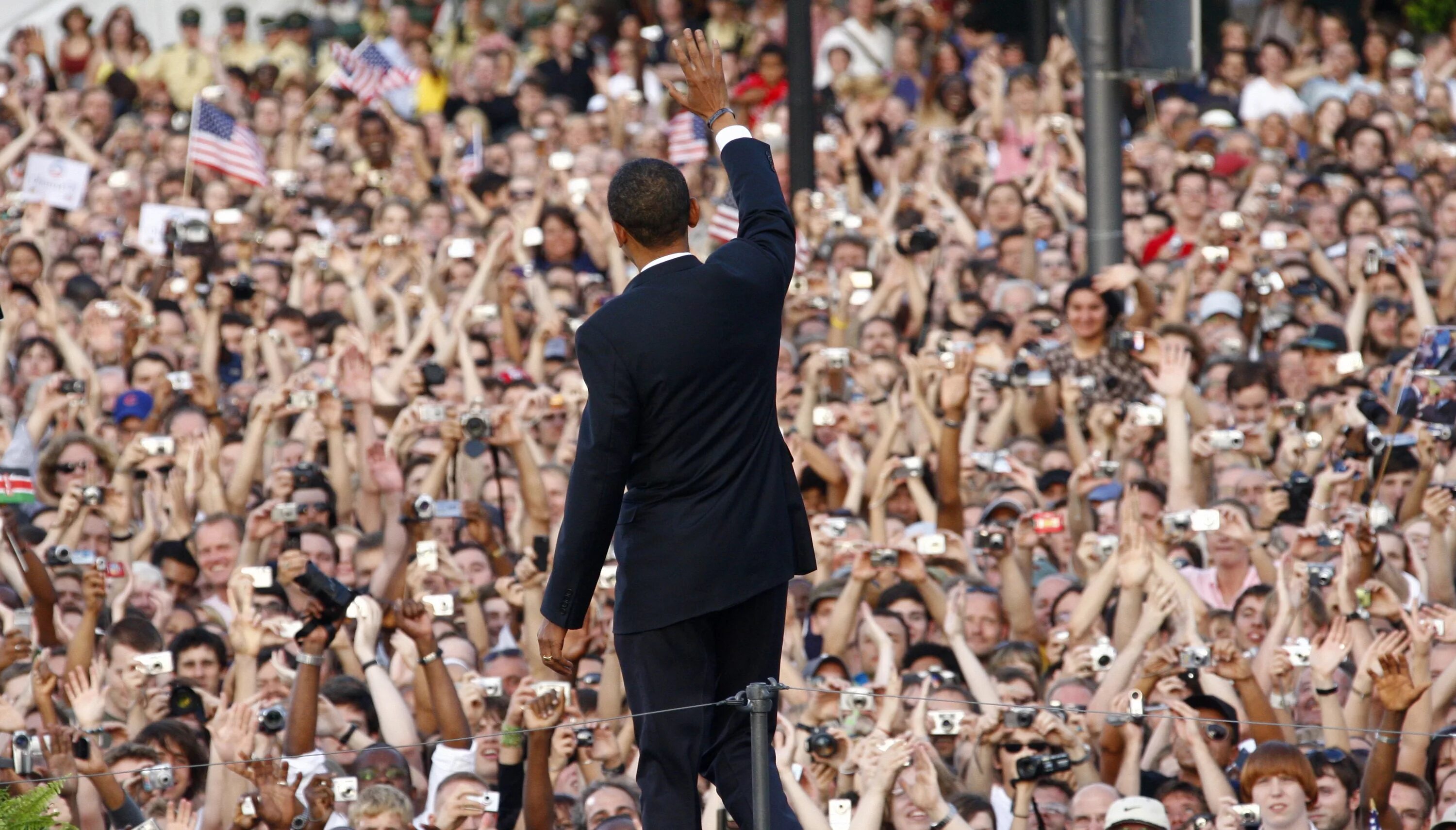 60 тыс человек. Барак Обама с народом. Обама в толпе. Оратор и толпа. Толпа со спины.
