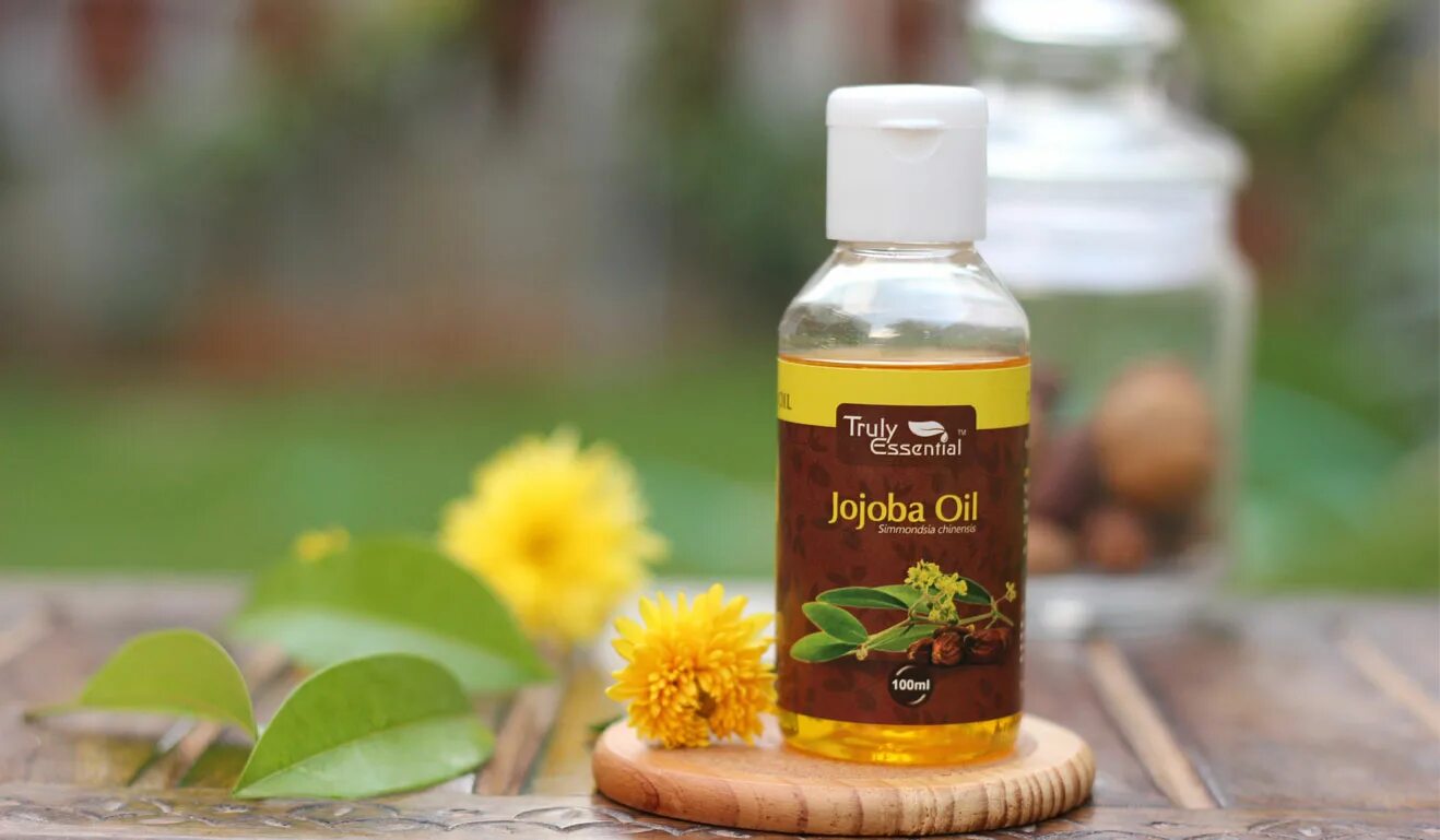 Косметическое масло польза. Масло жожоба. Jojoba Oil для волос. Сандаловое масло для волос. Масло жожоба для лица.