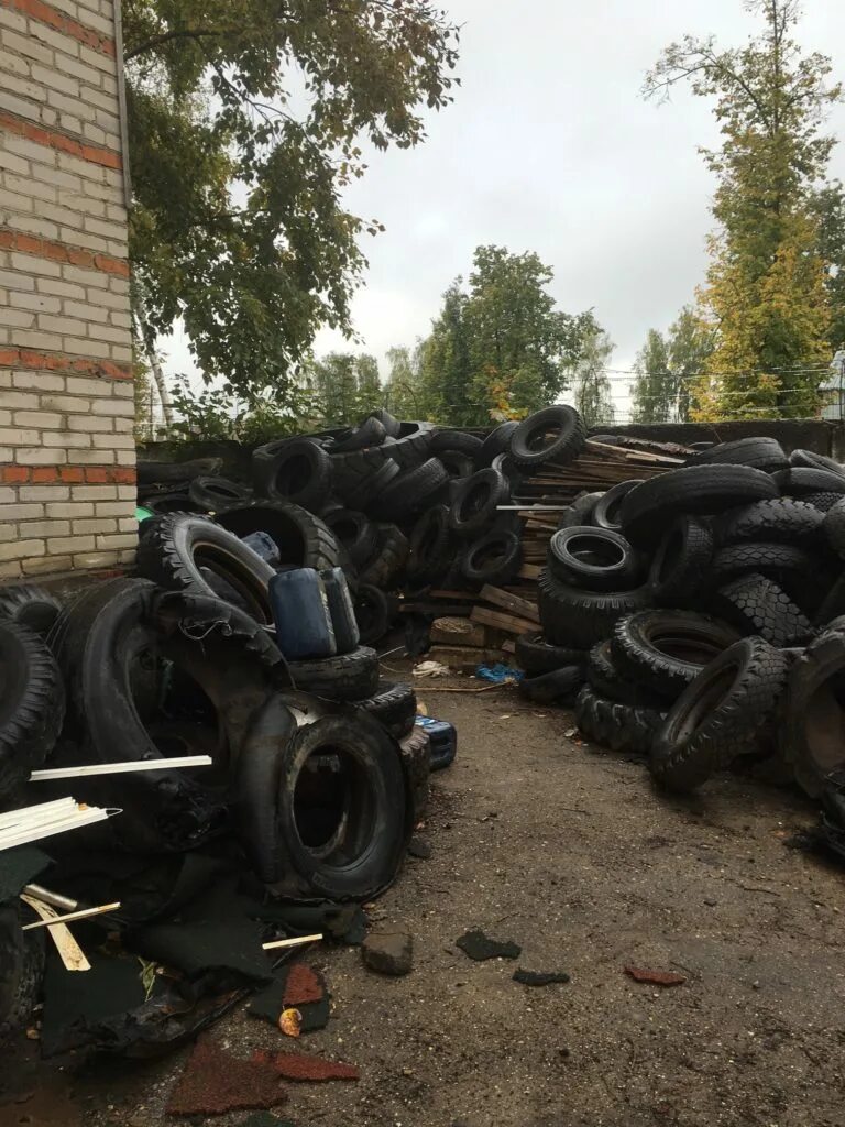 Вывоз шин на утилизацию. Утилизация шин. переработка резины. утиль на колёсах. сдал покрышки на утилизацию.