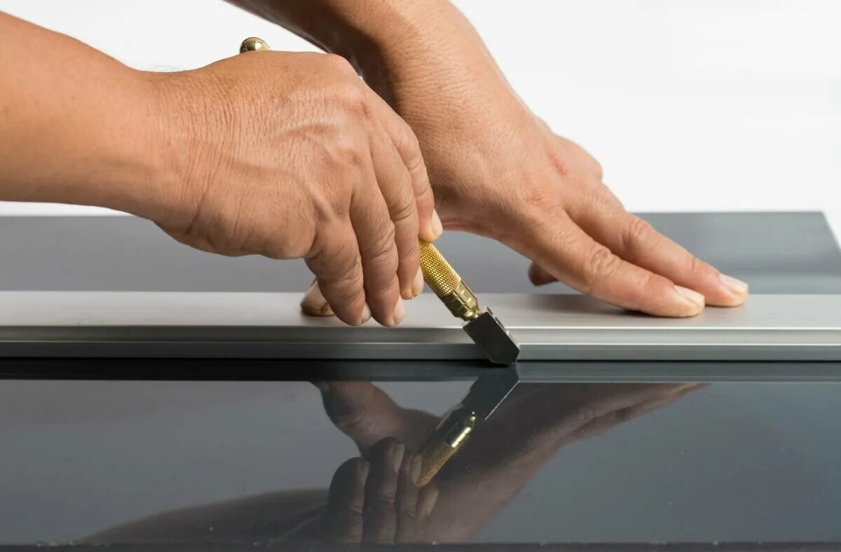 Резка окон. Стекло для окон резка. Стеклорез для армированного стекла. Резка оконного стекла. Стеклорез для вырезки лобовых.