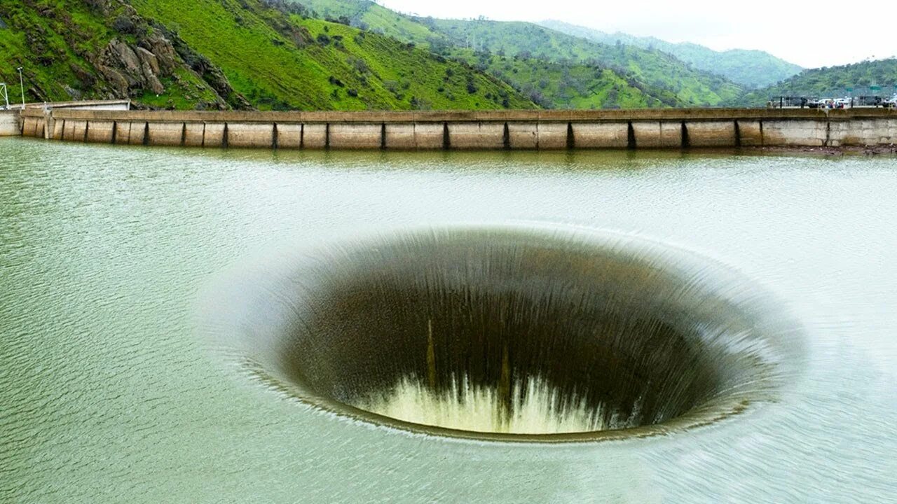 Водохранилище это. Водохранилище Берриесса Калифорния. Плотина Монтичелло на озере Берриесса. Озеро Берриесса Калифорния дыра. Плотина Монтичелло Калифорния дыра.