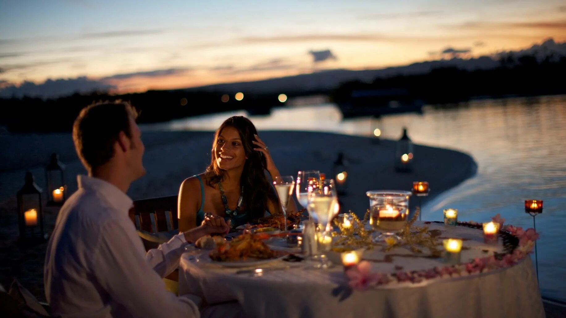 Более романтично. Романтический ужин. Романтический вечер. Романтический ужин при свечах. Ужин на берегу реки.