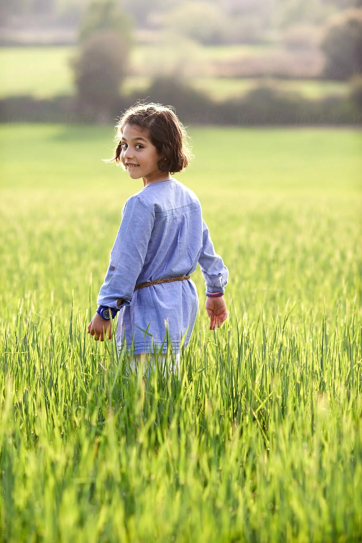 Field children. Девочка в поле. Картинка девочка в поле. Фото в зеленом поле девушек. Outside девочки.