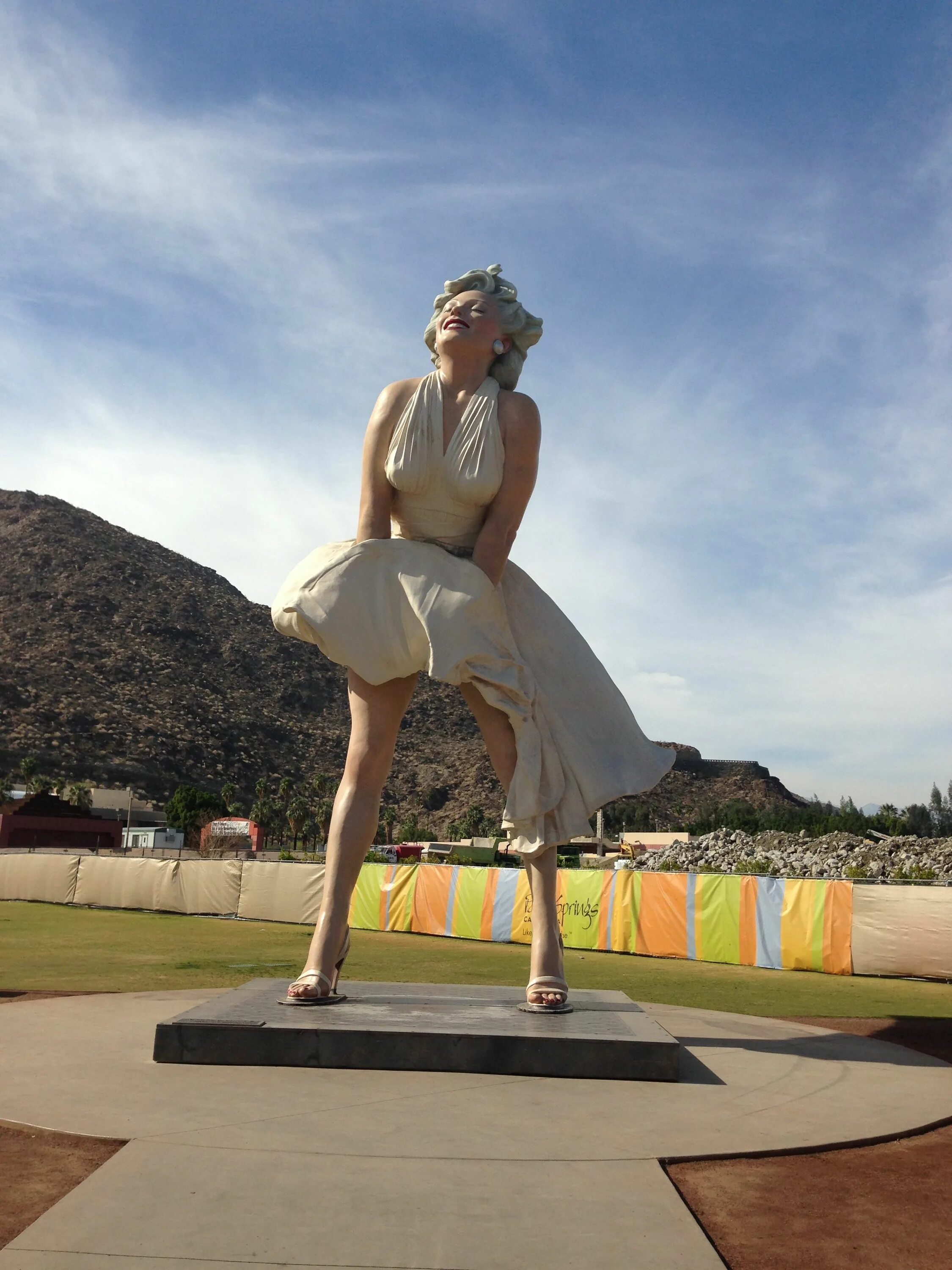 Скульптура мерлин монр. Статуя мэрилин монро. Памятник мэрилин монро в чикаго. Памятник мэрилин монро в чикаго. Скульптура мерлин монр.