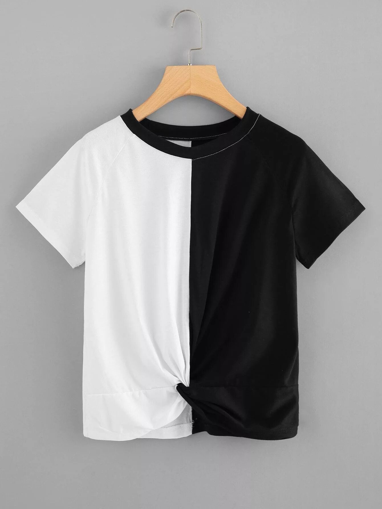 Черно белая футболка. Белая и черная футболка. Черно белая футболка пополам. Футболка наполовину черная наполовину белая.