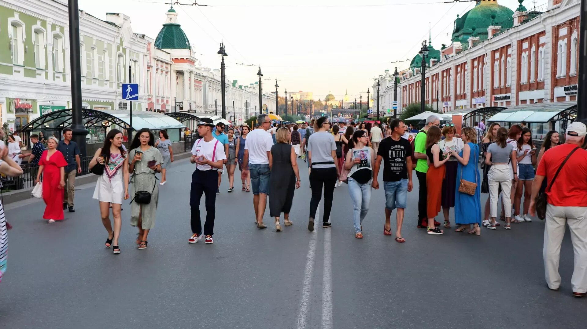 Омск население. Люди в городе. Население города Омска. Любинский проспект Омск день города.