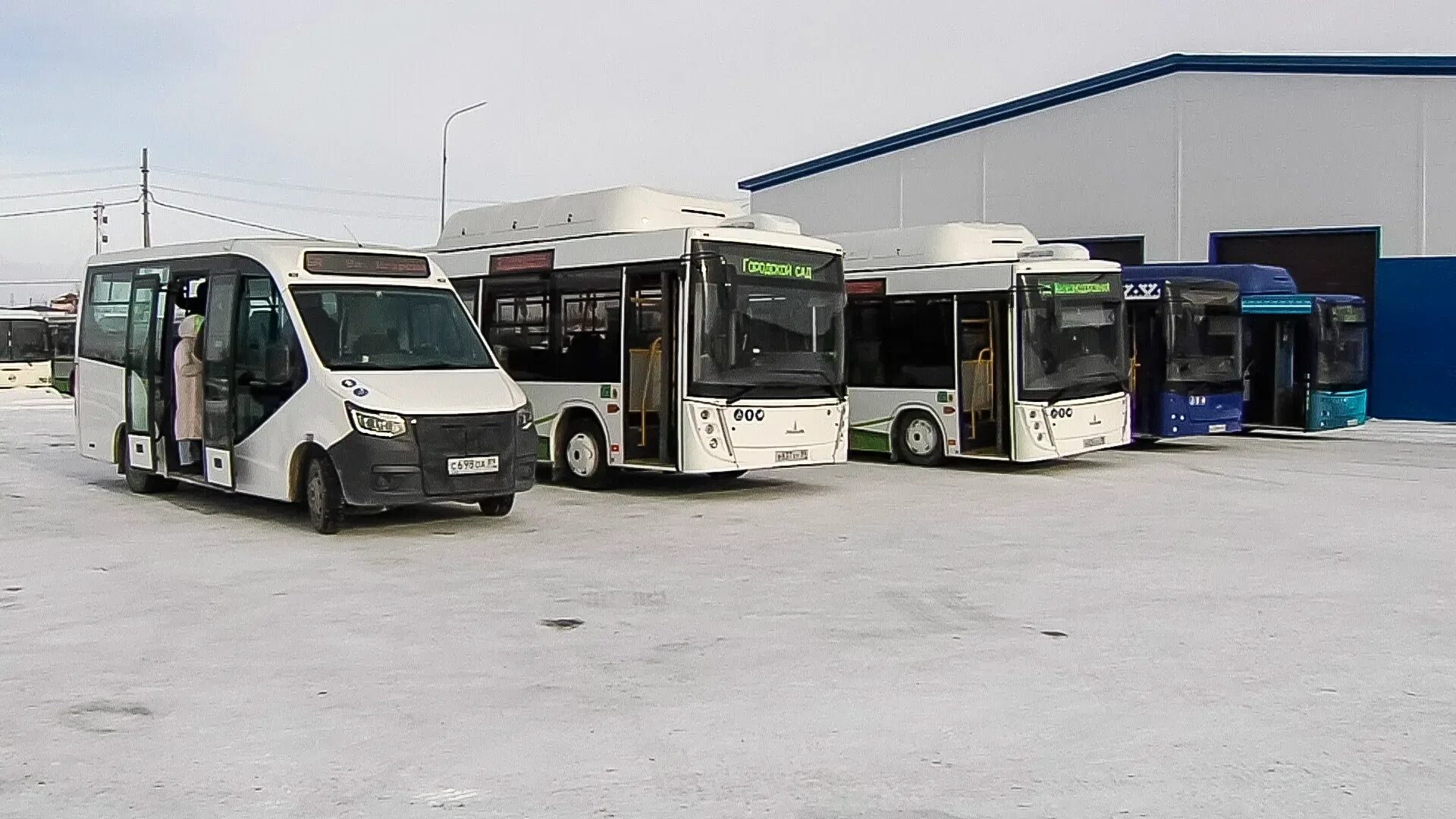 Автобус северная город. Транспорт севера. Ямальский автобус. Ямал транспорт. Утренний автобус.