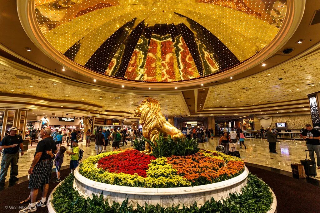 Вегас гранд зеркало puppenhaus resto. Лас Вегас MGM Grand. MGM Grand las Vegas казино. MGM Grand Hotel & Casino. MGM Grand las Vegas внутри.