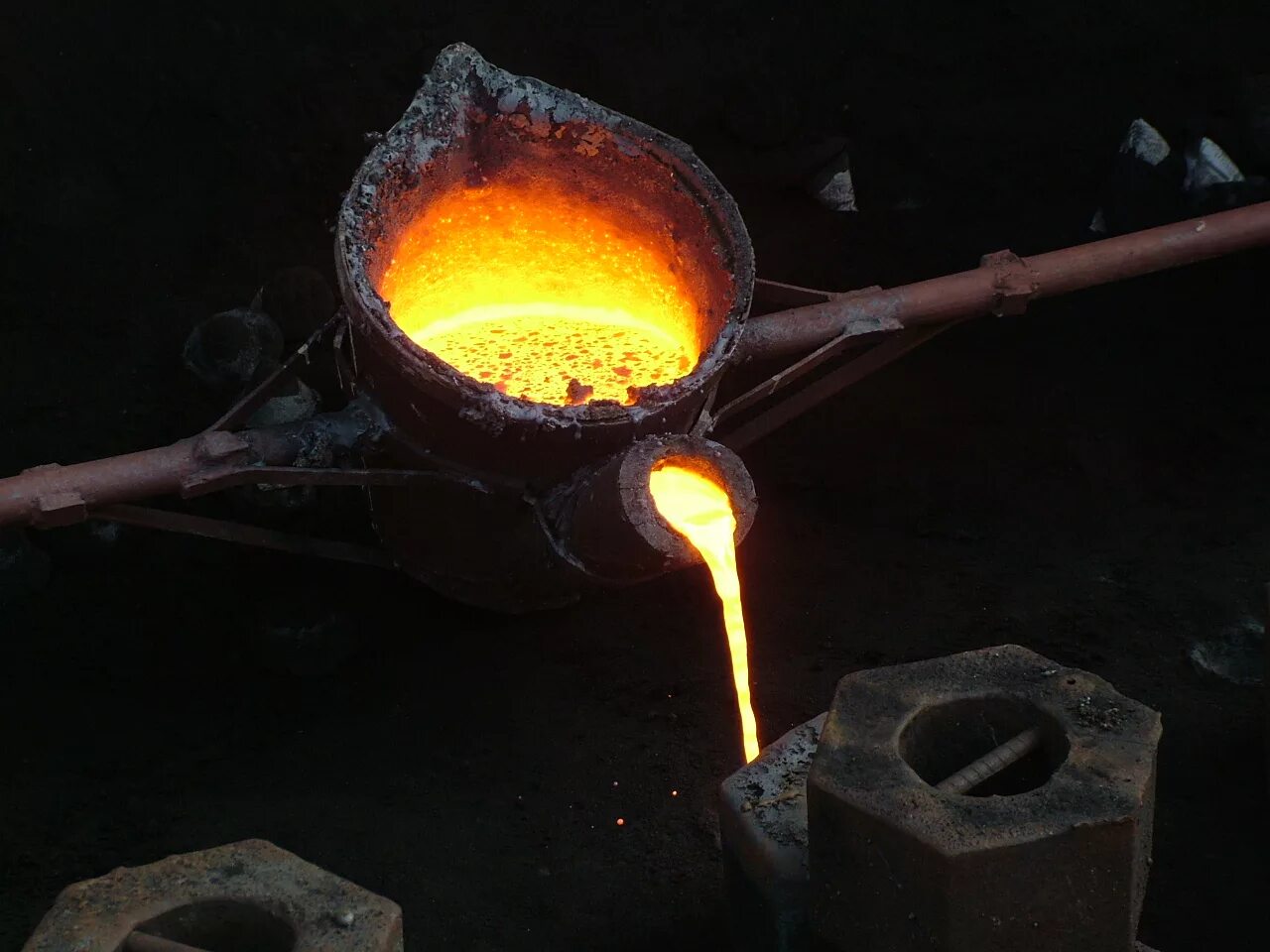 Производство сплавов чугуна стали. Плавильная печь для чугуна. Литье металла. Плавление металла. Тигель для плавки металла.
