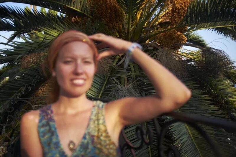 неправильный фокус. видео на телефон. люди на дальнем плане. портретная съемка фокусом. неправильный фокус.