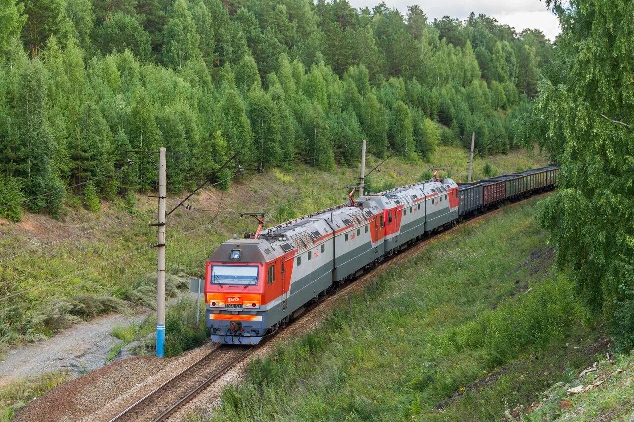 Перегон электровоза. 2эс6 электровоз. Вл10 Западно-Сибирская железная дорога. Локомотивы РЖД. Поезд электровоз.