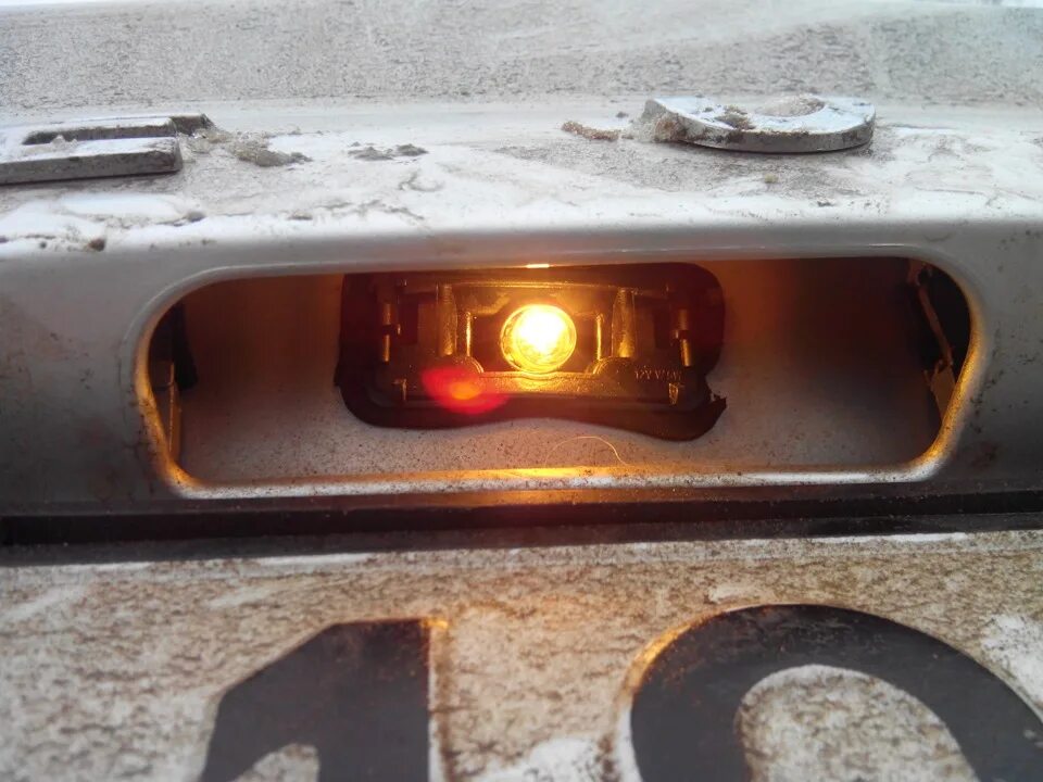Поменять лампочки пежо 308. Лампа номерного знака Пежо 308. Лампочки подсветки номера Пежо 207. Пежо 207 лампа подсветки номера. Лампочки подсветки номера Пежо 308.