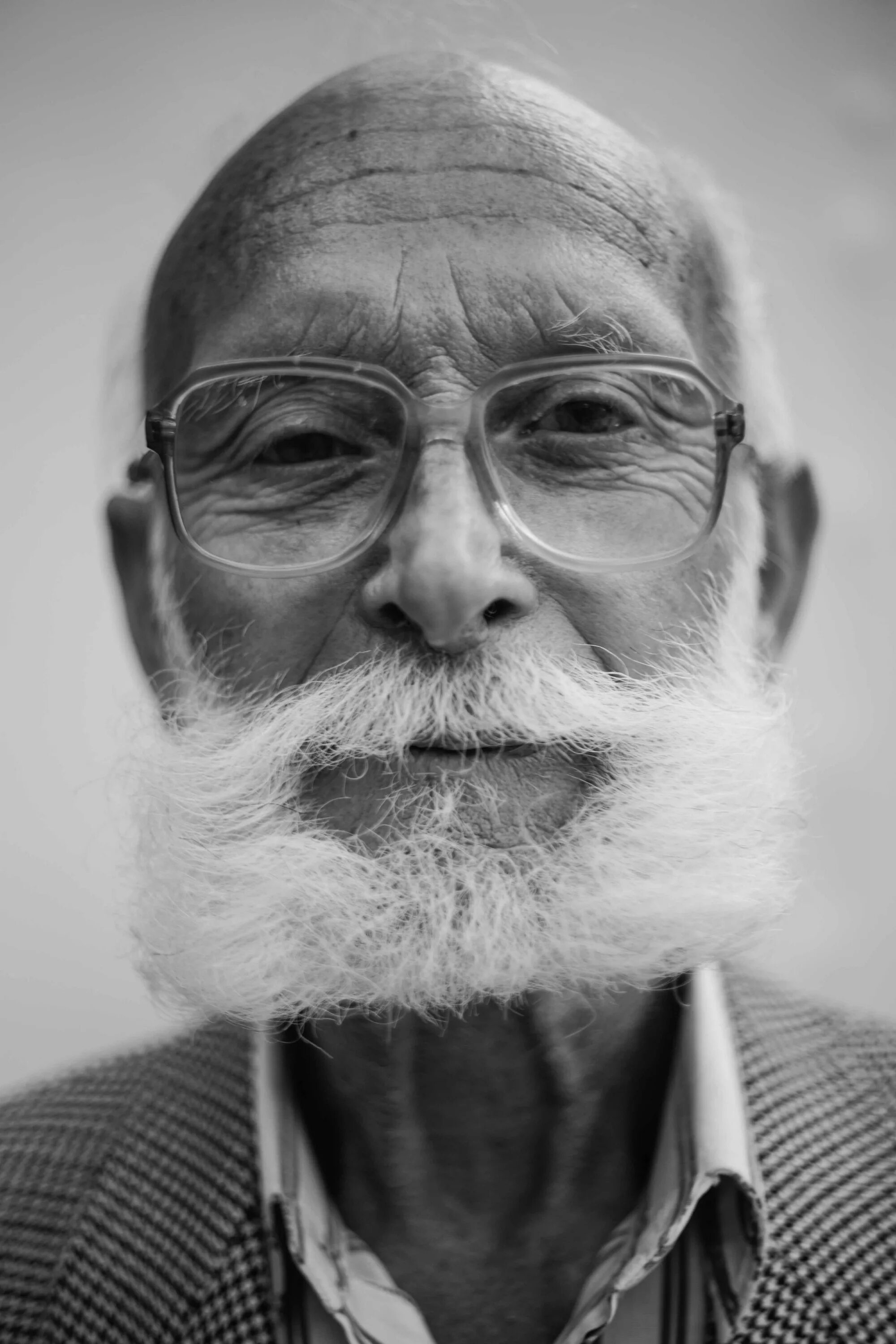 Старый белый мужчина. Старик в очках. Старый мужчина. Портрет пожилого мужчины. Пожилой мужчина в очках.