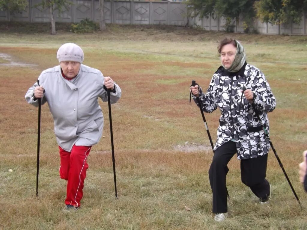 ходьба бабушек. скандинавская ходьба. скандинавская ходьба с палками бабки. скандинавская ходьба пенсионеры. скандинавская ходьба воронцовский парк.
