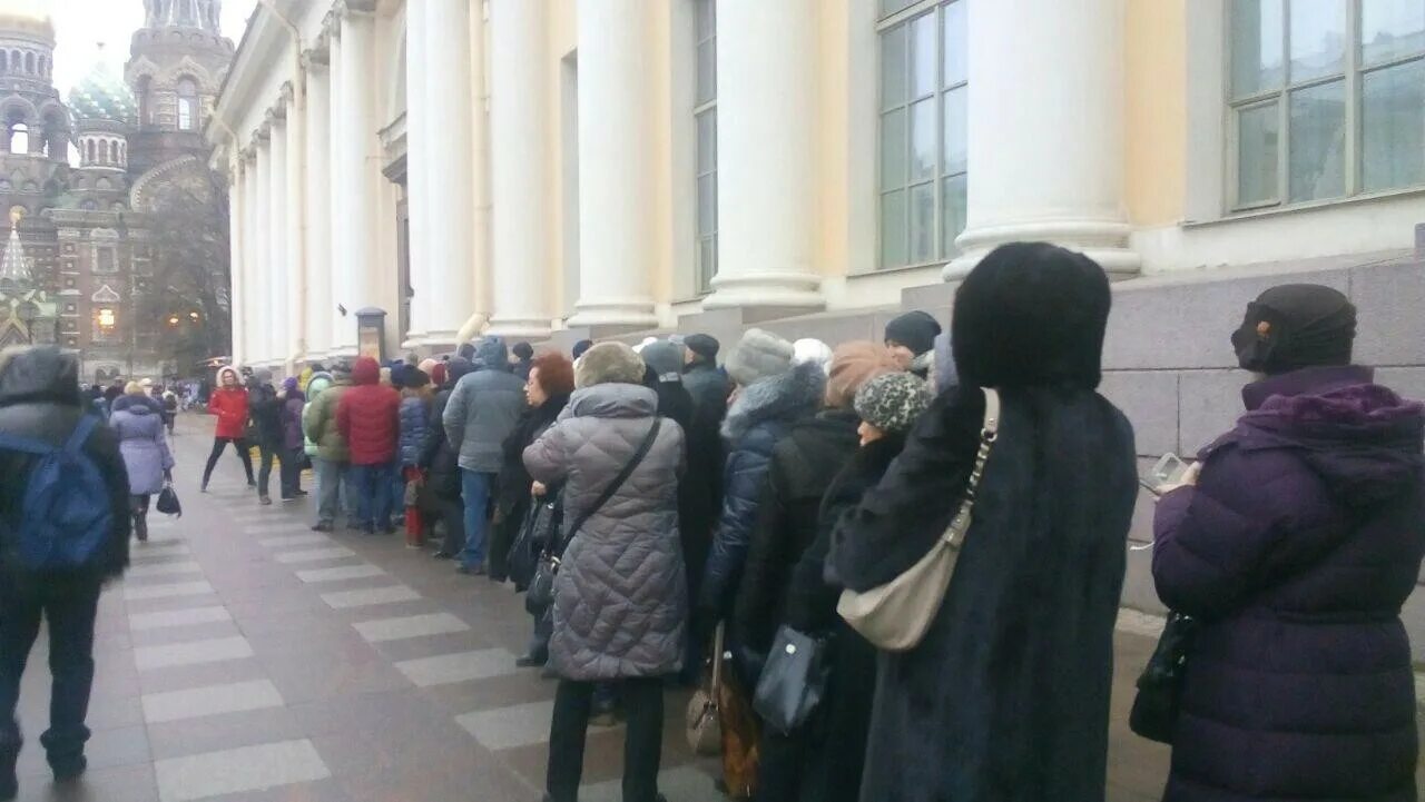 Жилищная очередь спб. Культура в очередях. Пирожковая на московском 1956 года. Жилищная очередь спб. Очереди в питере.