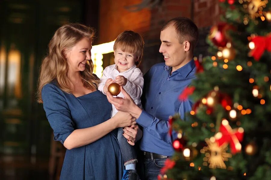 Отец и дочь новинка. Новый год семья. Новогодняя фотосессия семейная. Семья у новогодней елки. Рождество семейный праздник.