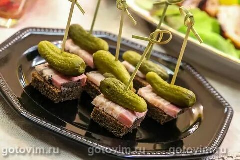 Закуска колбаса огурец