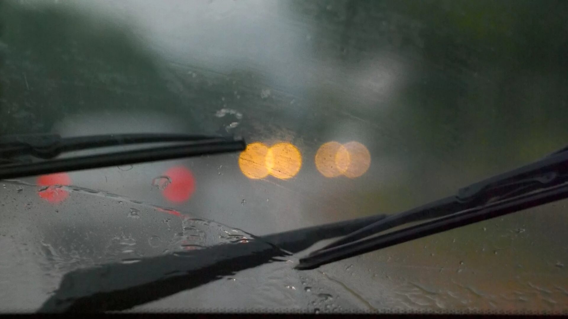 Работают во время дождя. Дворники на лобовом стекле. Дворники автомобильные на стекле. Щетка для лобового стекла автомобиля. Запотевшее стекло автомобиля.